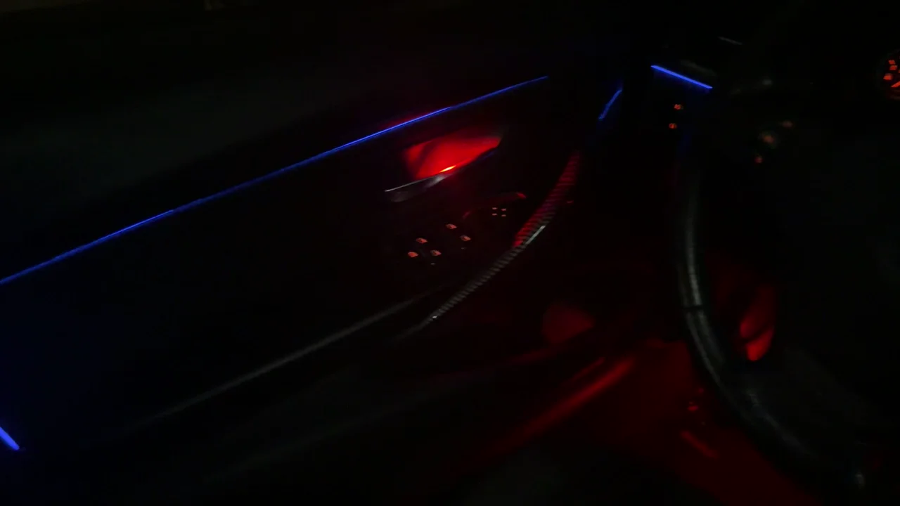 Luci ambientali LED blu e rosse sulla portiera di BMW 320 Touring F31
