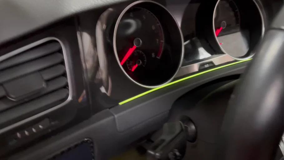 Linea luminosa LED sulla plancia di Volkswagen Golf